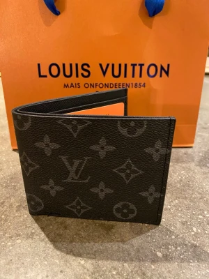 Säljer en svart plånbok.  - Säljer en plånbok i färgen svart. Den är helt ny med box. 