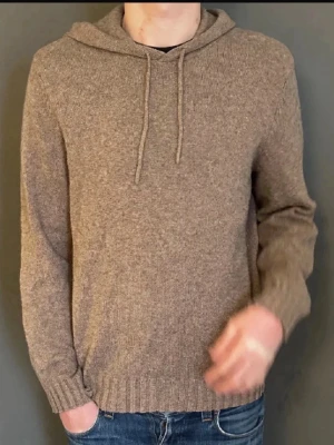 Stickad hoodie - Jättefin stickad hoodie från dressman i storlek L. Kan skicka den samma dag du köper om du köper innan 18