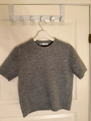 Grå stickad kortärmad tröja - Jätte fin grov stickad tröja från Zara, köpte för ungefär ett år sen och använt ett fåtal gånger 