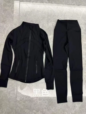 Svart Lululemon träningsset  - Snyggt Lululemon träningsset med figursydd jacka och matchande tights. Jackan har dragkedja framtill, hög krage och två fickor med dragkedja. Tightsen är höga i midjan och sitter tight. Perfekt för gymmet eller löprundan. Köpte för flickvännen men passade inte henne. Mvh