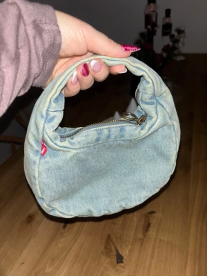 Liten söt denim Levis väska  - Aldrig använd fick i present 