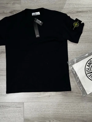 Svart t-shirt från Stone Island S - Helt ny, skickas direkt. Påse och taggarna tillkommer