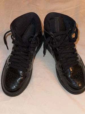 Jordan sneakers  - Ett par Nike Jordan sneakers som är för små för mig så dom aldrig kommit till användning ordentligt. Dom är använda några gånger men inte på något år. Storlek 36💕