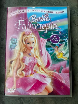 Barbie fairytopia dvd - DVD-film med Barbie i Fairytopia. Följ med Barbie på ett magiskt äventyr i en förtrollad värld.  Finns på språk: Svenska, Engelska, Norska, Danska, Finska    OBS!! skivorna är begagnade så det kan förekomma repor/hairlines på skivorna, men då jag kollar igenom alla filmer jag säljer garanterar jag att alla funkar felfritt om inget annat står! :)