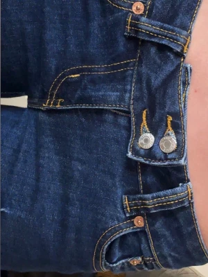 Mörkblå bootcut jeans med dubbla knappar - Två på Jeans till Salo i samma paket för billigt pris 