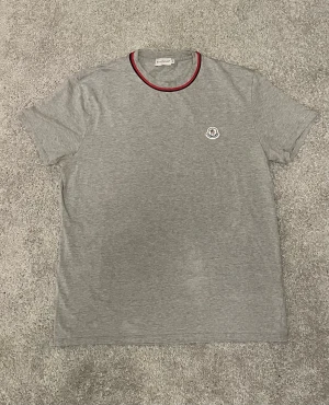 Moncler T-shirt  - Stolek XL men den är lite liten i storlek så den passar också L
