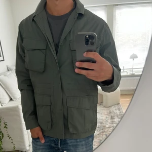 Weekday Fieldjacket  - As det fieldjacket från weekday i toppskick! Perfekt nu till sommaren, priset kan såklart diskuteras! 