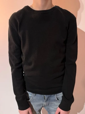 J.Lindeberg tröja - | Skick: 7/10 | Färg: Mörkblå | Modell: 172cm, 57kg | Vad inkluderas: Enbart tröjan | Nypris: 1199kr | 