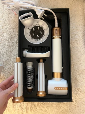 7 IN 1 Hot Air Styler Multi-Stylers - 7-i-1 Air Styler. Produkten är till stor del helt oanvänd och kommer att levereras med original förpackning och instruktionsbok. Sista bilden är resultat på lockarna🫶🏻🥰Coanda effekten gör även att håret inte tar till skada som andra hår styler verktyg🩷