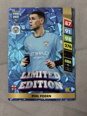 Panini FIFA 365 Limited Edition-kort - Samlarkort från Panini FIFA 365-serien, Limited Edition med blått holografiskt mönster. Motivet är en spelare i Manchester Citys ljusblå matchtröja. Kortet har statistik och logotyper tryckta i färg. Köparen står för frakten