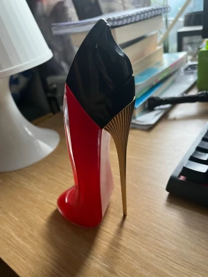 Carolina Herrera Good Girl parfym - Säljer en Carolina Herrera Good Girl parfym i den ikoniska flaskan formad som en högklackad sko. Flaskan är röd med svart topp och guldfärgad klack, vilket ger en lyxig och unik look. Perfekt för dig som vill ha en snygg parfymflaska på hyllan. Obs, det är 50 ml kvar i flaskan