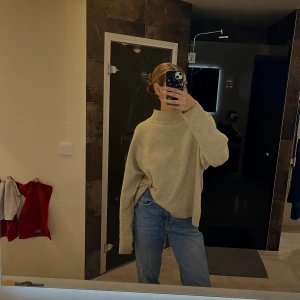 Slits Jeans - Blå Slits Jeans ifrån Pull & Bear💕 Sitter skitsnyggt på💕 Långa i modellen och dröm för 170+ personer💕