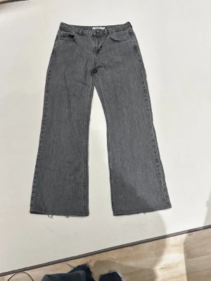Gråa Lågmidjade Jeans, NaA-KD, strl 34 - Superfina gråa lågmidjade jeans från NA-KD🩶 Strl 34🩶 Inga tecken på slitningar förutom i hälarna (bild 5)🩶 Använda men i väldigt fint skick🩶  Säljs då de ej passar längre🩶  Mått: Midja - 38cm  Hela längden - 98/99cm  Innerben - 76cm  Benöppning - 26cm   Skriv om du har frågor eller prisförslag🥰