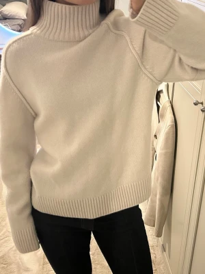 Beige Turtleneck från H&M - Såå fin beige polo tröja från H&Ms premium kollektion. Jättefint skick väldigt sparsamt använd🤍🤍