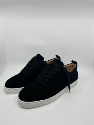 Christian Louboutin jr svart mocka  - Säljer dessa snygga Christian Louboutin skor i svart mocka. De är använda 1 gång med god varsamhet. Box finns. Skriv vid intresse eller frågor😁Pris kan diskuteras 