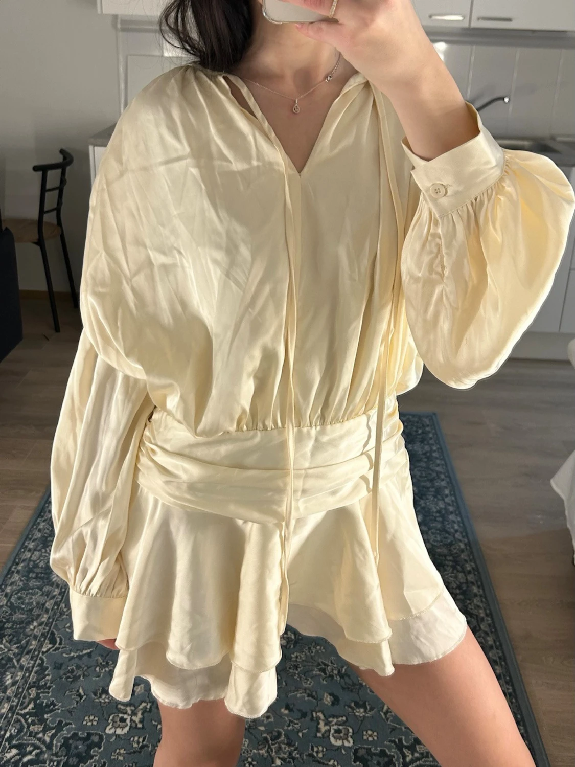 Krämfärgad omlottklänning med volang - 1