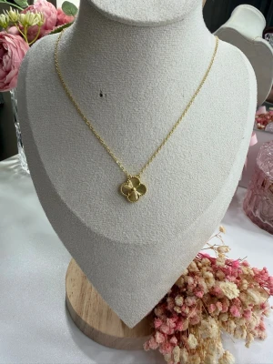 Elegant guldpläterad klöver halsband – hög kvalitet - Upptäck denna mycket eleganta och hållbara kedja tillverkad av rostfritt stål och pläterad med 18 karats guld. Kedjan har en stämpel som tydligt visas på bilden, vilket bekräftar dess kvalitet och autenticitet.  💎 Stilren design som passar både till vardag och fest 💪 Slitstark och hållbar – behåller sin glans länge ✨ Exklusivt utseende och hög finish  🎁 Ett perfekt val för dig som vill kombinera elegans، kvalitet och hållbarhet i ett smycke.