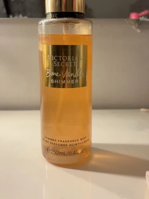 Bare vanilla glitter Victorias secret - Knappt användt säljer pga att den knappt kommer till använding