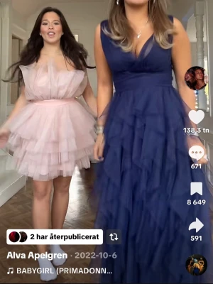 Marinblå balklänning - Väldigt fin balklänning från little mistress