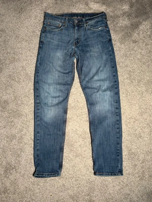 Levis 502 W30 L32 Vintage Jeans - Säljer nu dessa riktigt schyssta Levis Vintage Jeans i modellen 502. W30 L32, mycket bra skick. Hör gärna av dig om du har frågor😊 Mått: Längd - 99 cm, Innerbenslängd -  72 cm, Midja - 37 cm, Midjehöjd - 26 cm, Benöppning -  22 cm