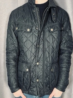 Barbour jacka - Tja säljer denna schyssta jacka från Barbour!| Riktigt nice nu till våren!| Kontakta mig vid minsta fråga!| Pris kan diskuteras!| 