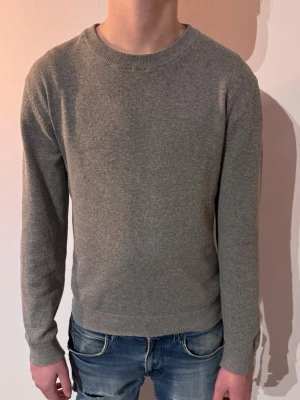 Stickad tröja - | Skick: 10/10 | Färg: Grå | Modell: 175cm, 62kg | Vad inkluderas: Enbart tröjan | Nypris: 499kr |