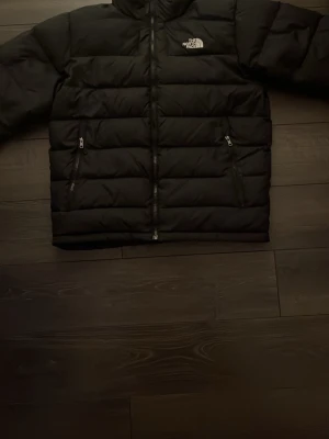 Svart dunjacka från The North Face - Säljer min dunjacka från The North Face. Sparsamt använd. Storlek medium.