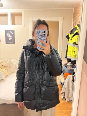 Svart pufferjacka från Massimo Dutti - svart pufferjacka från Massimo Dutti med hög krage och dragkedja framtill samt fickor på insidan och utsidan 