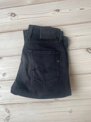 Replay Anbass jeans - Säljer nu ett par Replay Anbass jeans👖                                                              Storlek: 32/32, Skick: 9/10, Skriv vid minsta fråga, Fraktar alltid inom 24h efter köp📦