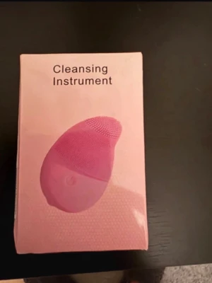 Hudvårdsapparat  - Rengöringsapparat för huden. 6 olika lägen. Masserar och tar bort slaggprodukter. Lägg på rengöringsprodukt och starta, så får du bort smuts på ett djupare plan än att bara rengöra med tex bomullsrondell. Hjälper till att hålla porer rena. Samt massage som är bra för collagen i huden. Laddas med USB-kabel.  Såklart aldrig använd, öppnade bara paket för att visa hur den ser ut.