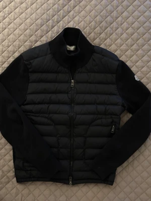 Moncler cardigan - Säljer nu denna cardigan då jag köpt en annan jacka. | Väldigt bra skick, bedöm utifrån bilder. | Skön svart färg. | Passar bra flesta årstider. | Riktigt bekväm. | Storlek M sitter S-M. | Släng iväg en signal vid funderingar så svarar jag snabbt. |