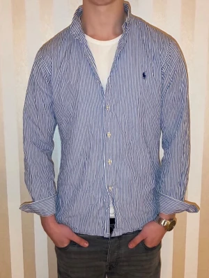 Ralph Lauren skjorta - Tja! Säljer nu denna feta Ralph Lauren skjortan. Skjortan är i mycket bra skick och passar storlek M. Vid frågor och funderingar är det bara att höra av sig!👔😊