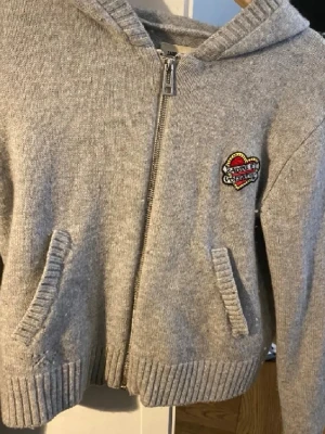Grå hoodie med dragkedja från Zara - Säljer denna as snygga Zadig tröjan då den är lite för lite, men de är den i storleken. Lite nopprig men inget märkvärdigt, går att pilla bort. Köpt från 12-13 år men man kan välja själv för man kan ha den kort också vilket jag tycker är väldigt snyggt❤️