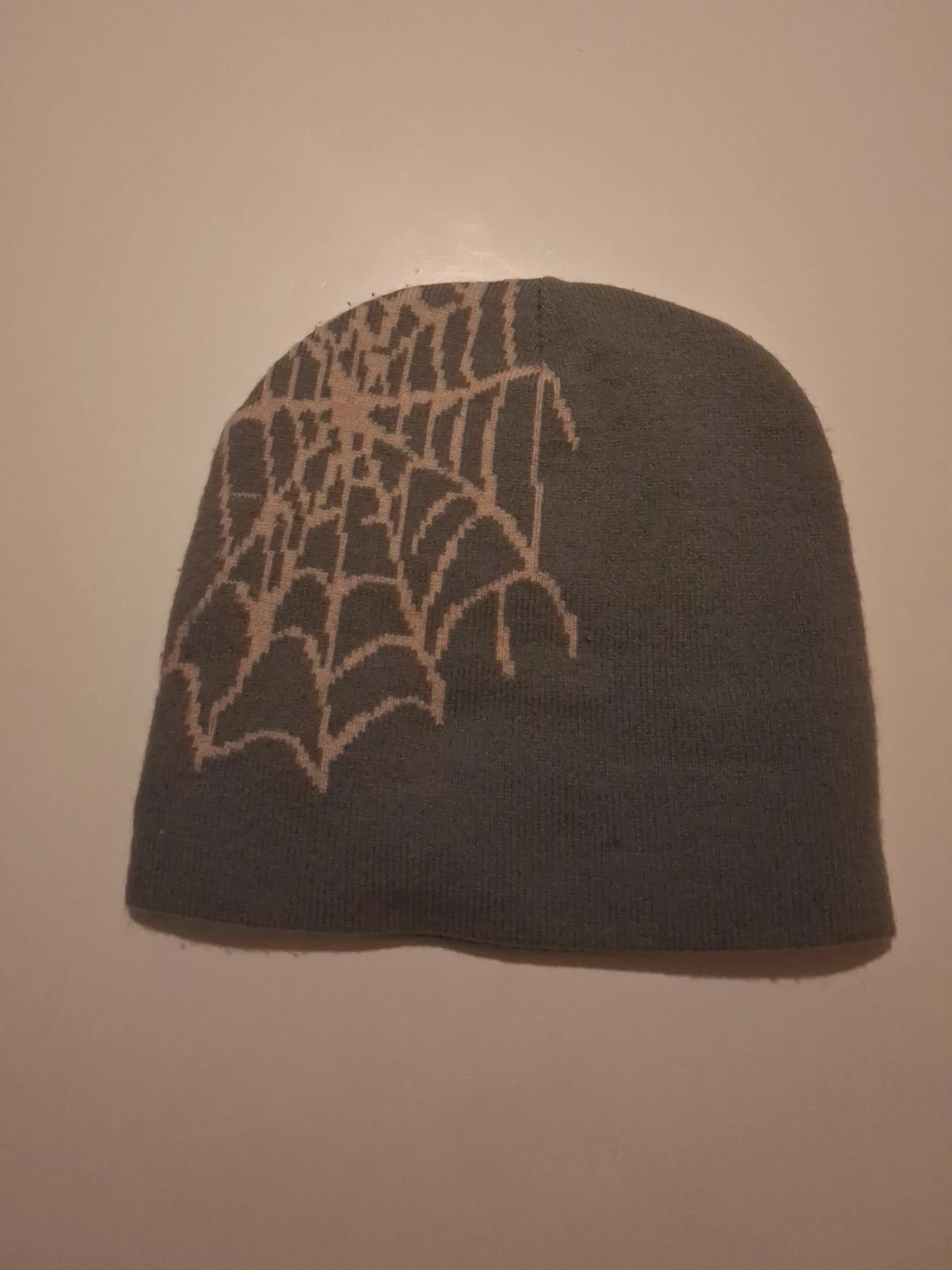 Grå mössa med tryck och spindelnät - 1