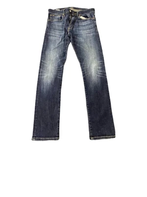 Ralph Lauren blå jeans straigh fit - Klassiska  jeans i blå tvätt med raka ben och normal passform. Jeansen har slitningar framtill och bak, fem fickor och knappgylf. Perfekta för en avslappnad och tidlös stil. Säljer för plånkan svider inte alls använda för de va för små på mig!