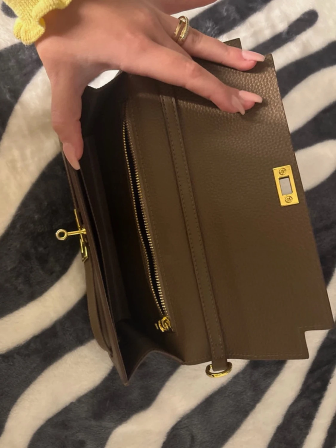 Brun kuvertväska med gulddetaljer - 1