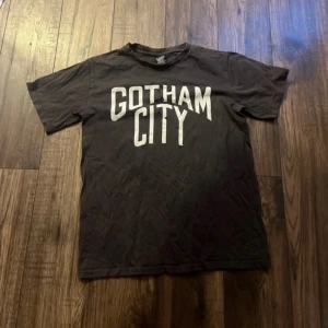 Number Nine T-Shirt  - Number Nine gotham city tshirt. Size 2. sitter som S/M. längd 63cm, bredd 48cm.