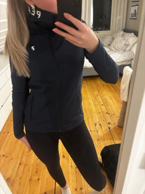 peak performance rider zip up  - intressekoll då jag vill byta färg! nypris: 1600. är sugen på de tre sista färgerna🩷💙 hör av er!💕