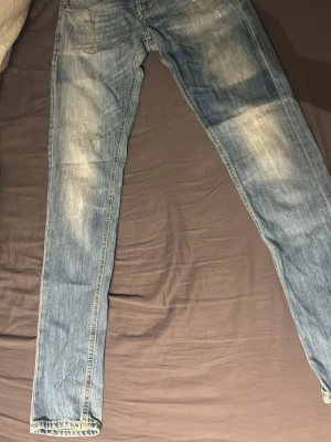 Dondup George/skinny fit - Snygga ljusblåa Dondup jeans, i st 31. Använder inte längre. Nypris ca 3000kr, mitt pri endast 600kr