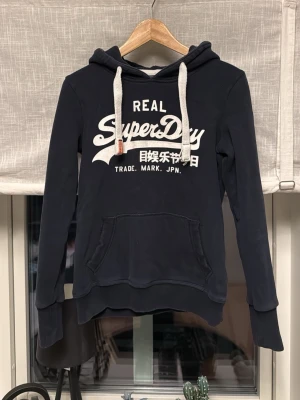 Superdry hoodie - Riktigt fet superdry hoodie i storlek S. Den har inga skavanker eller liknande och vid frågor om bilder eller liknande är det bara att fråga😄💛