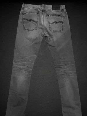 Grå Nudie jeans - Hej, säljer ett par snygga grå Nudie jeans. Storlek W31 L34 och i toppen skick. Skriv till mig vid minsta fundering. Mvh Marius
