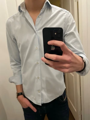 Blå skjorta - Helt vanlig blå skjorta från Riley. Går att köpa tillsammans med en annan skjorta för bättre pris. 