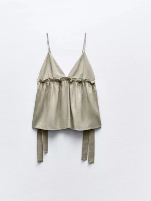 Grönt linne från Zara med rosettdetaljer – storlek M - Säljer ett grönt linne från Zara i storlek M med fina rosettdetaljer vid sidorna. Ett feminint och trendigt linne som passar perfekt till både vardag och festligare tillfällen. Lätt att styla med jeans, kjol eller kostymbyxor för en chic look.  Linnet är i mycket fint skick.