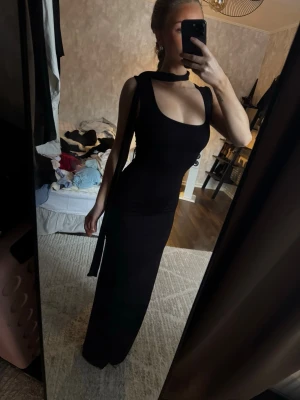 Svart långklänning  - Otroligt fin klänning från Gina Tricot. 