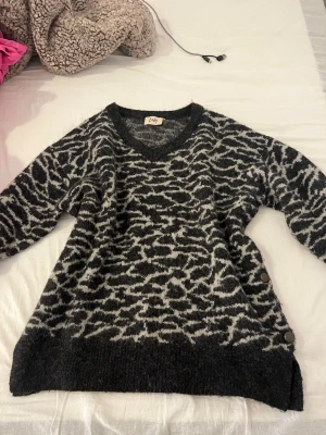 Snygg stickad tröja med fina detaljer  - Snygg stickad tröja med fint mönster och snygga detaljer från i Say, säljer vidare då jag inte gilla hur den satt på mej. 