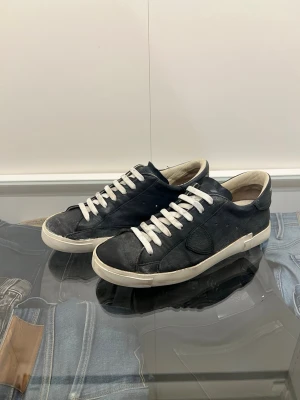 Philippe modell - Ett par riktigt fina skor ifrån Philippe model! Storleken är 44 och de är i ett okej skick därmed det låga priset! Nypris: 3000kr! Om du är i behov av fler bilder är det bara att skriva! Fraktar senast dagen efter beställning!