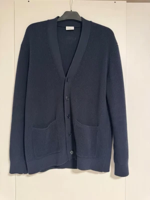 John Henric kofta - Säljare denna feta vår koftan från John Henric, storlek M, nypris runt 900kr, mitt pris 499. Hör av er vid frågor eller funderingar!