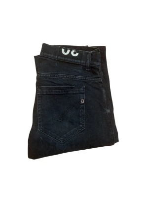 Dondup Jeans - Säljer att par riktig fina dondup George jeans med en fin mörkblå färg. Dessa jeans passar perfekt för alla tillfällen!   Skick: 9/10 Färg: Mörkblå nästan svart  Storlek: W30 (sitter mer som 29) L31-32 Mått: Midja - 38 cm Längden - 102 cm   Hör av er vid minsta lilla fundering! ⭐️