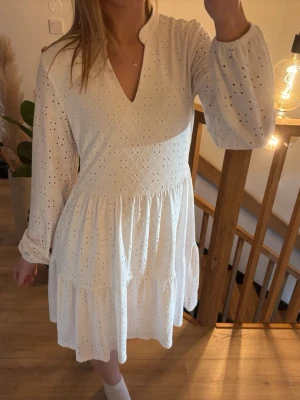Vit broderad klänning med volang - Superfin vit klänning från Vila med broderade detaljer. Storlek S och är aldrig använd, endast testad! Perfekt till konfirmation och student💞💞