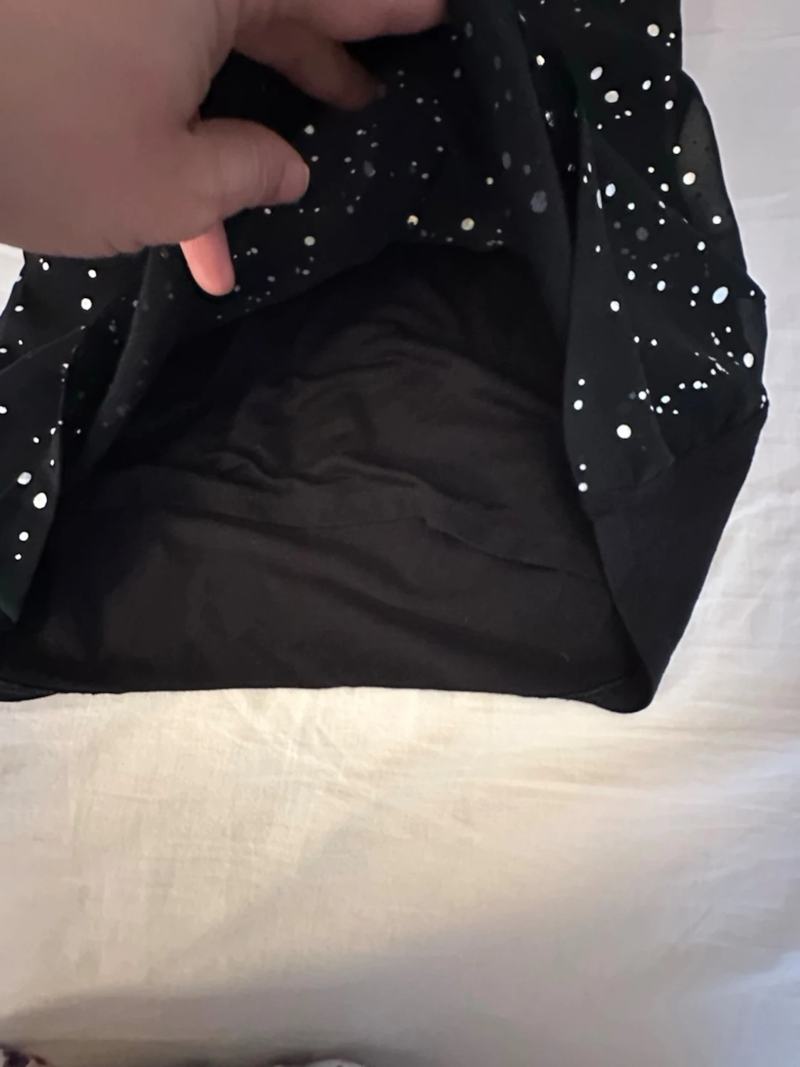 Svart topp med knyt och prickar - 2